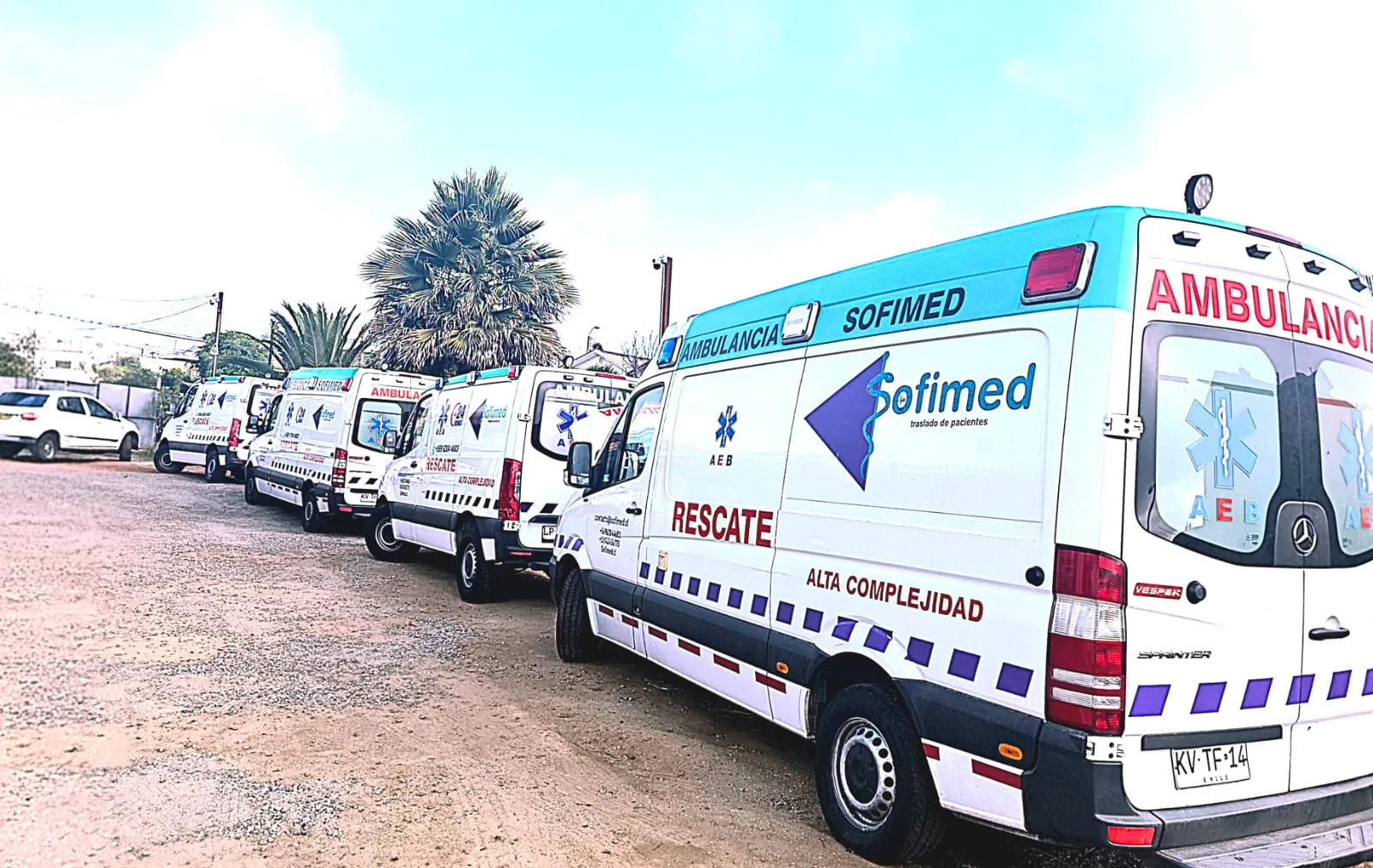 Equipo de Sofimed junto a sus ambulancias en Viña del Mar