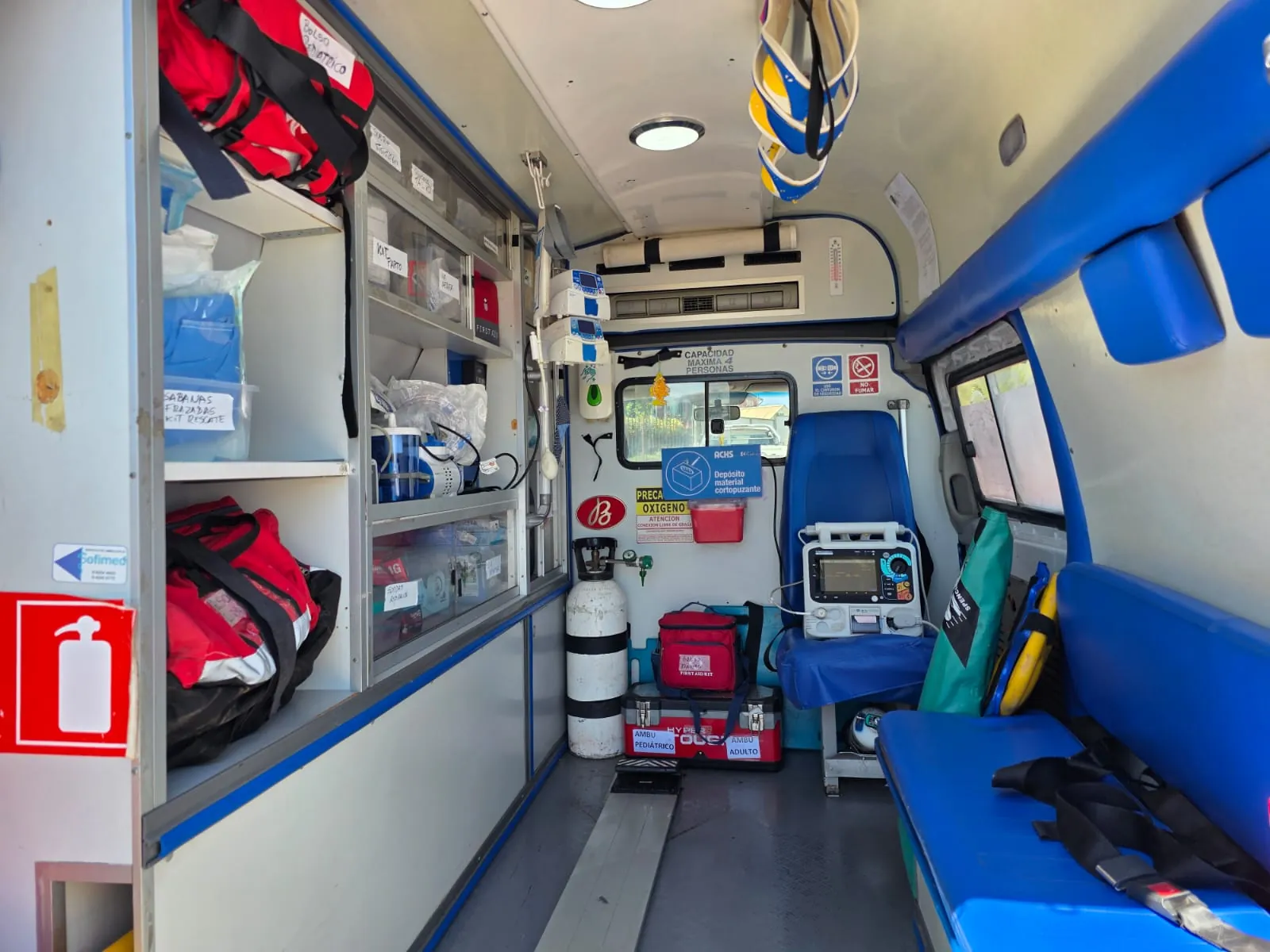 Interior equipado de una ambulancia Sofimed